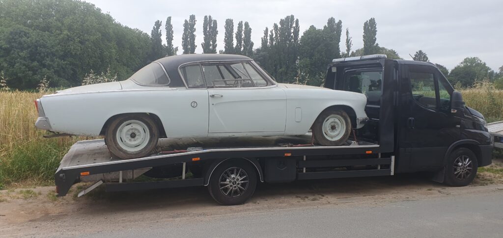 ancienne voiture sur la dépanneuse