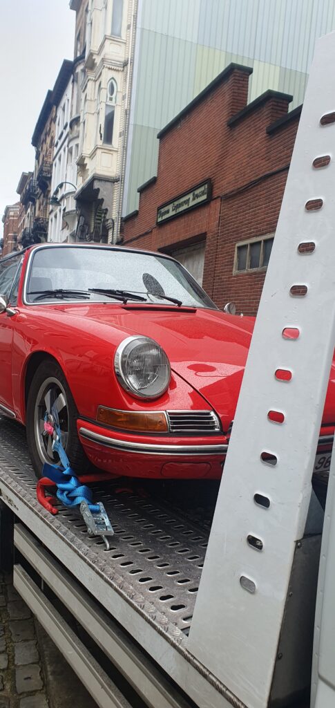 Dépanneur en train d’attacher une Porsche sur une dépanneuse
