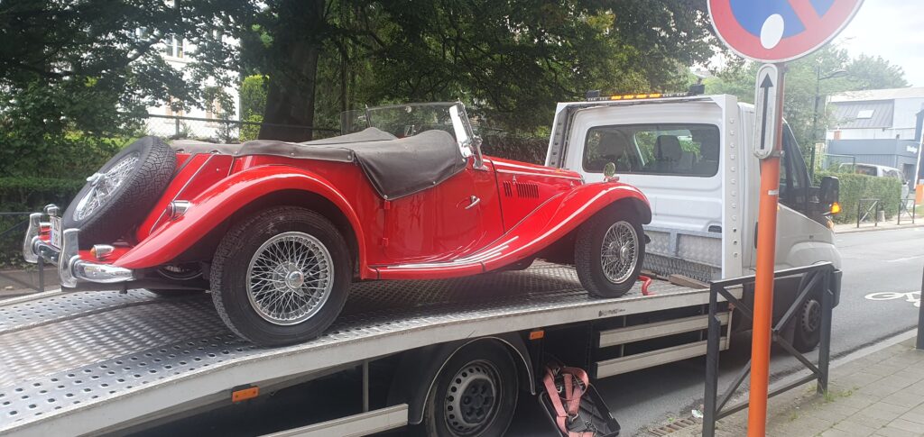 vieux model de voiture sur le plateau de la dépanneuse