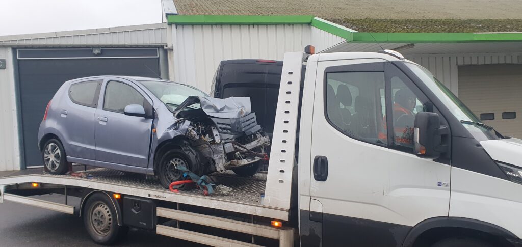 voiture accidenté sur la dépanneuse