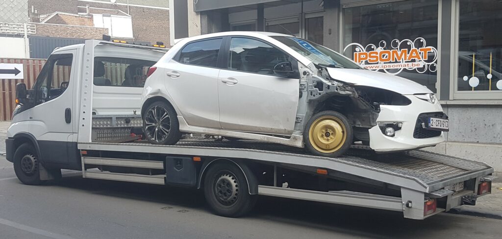 voiture blanche accidenté sur la dépanneuse