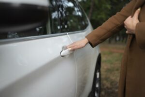 Technicien ouvrant la porte d’un véhicule bloqué sans endommager la voiture
