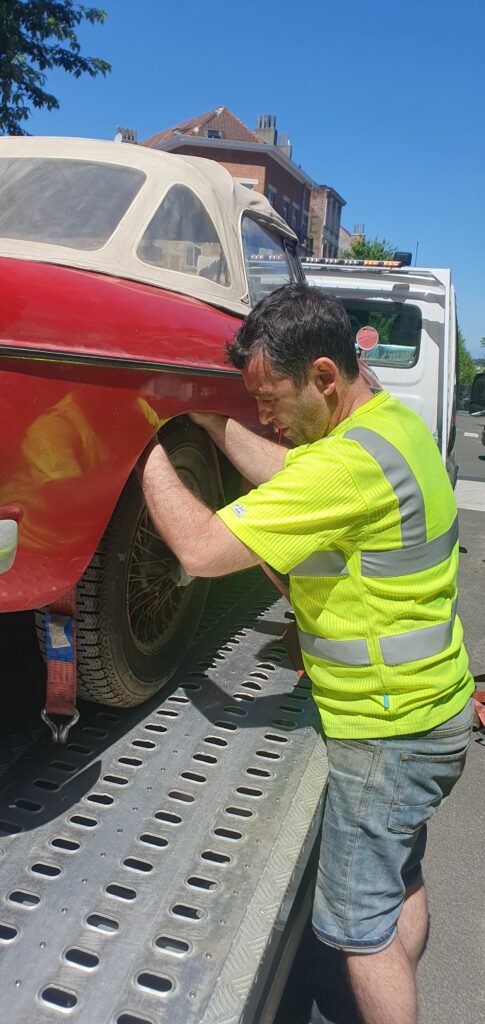 dépanneur qui attache les roues à la dépanneuse